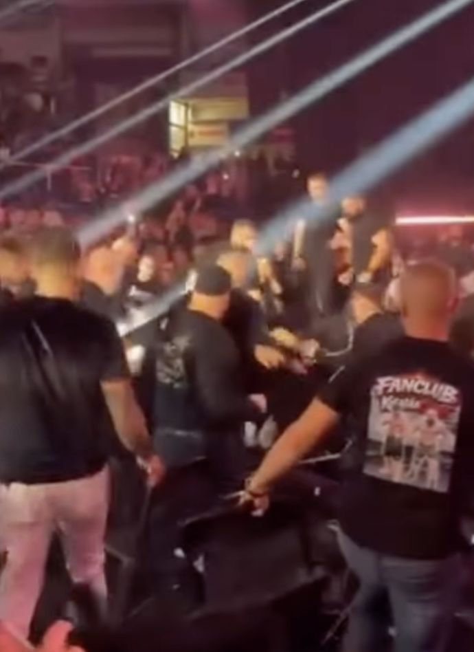 FOTO: Na Pavola Vaška se vrhnul rozzuřený dav. – stránka 13