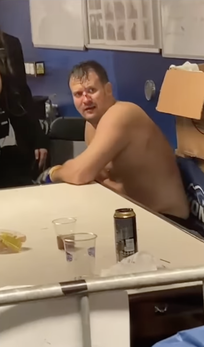 FOTO: Pali Hari pokousal Mikuláška, pak byl sám obětí lynče. – stránka 11