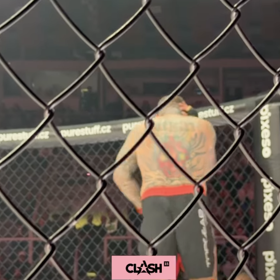 Václav Mikulášek se drží za ucho, do kterého ho kousnul Pali Hari. 