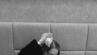 FOTO: Hanka Gelnarová schytala úder židlí.