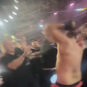 Pali Hari na útěku před rozzuřeným davem.