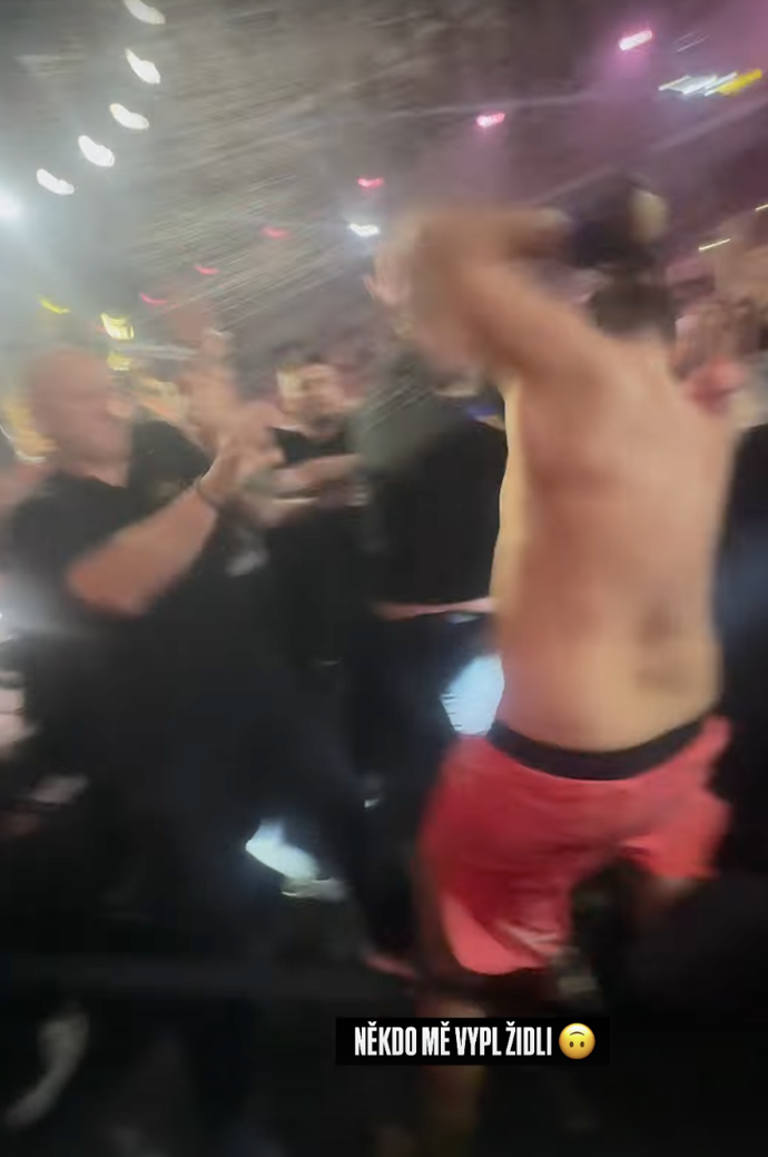 FOTO: Pali Hari na útěku před rozzuřeným davem. – stránka 9