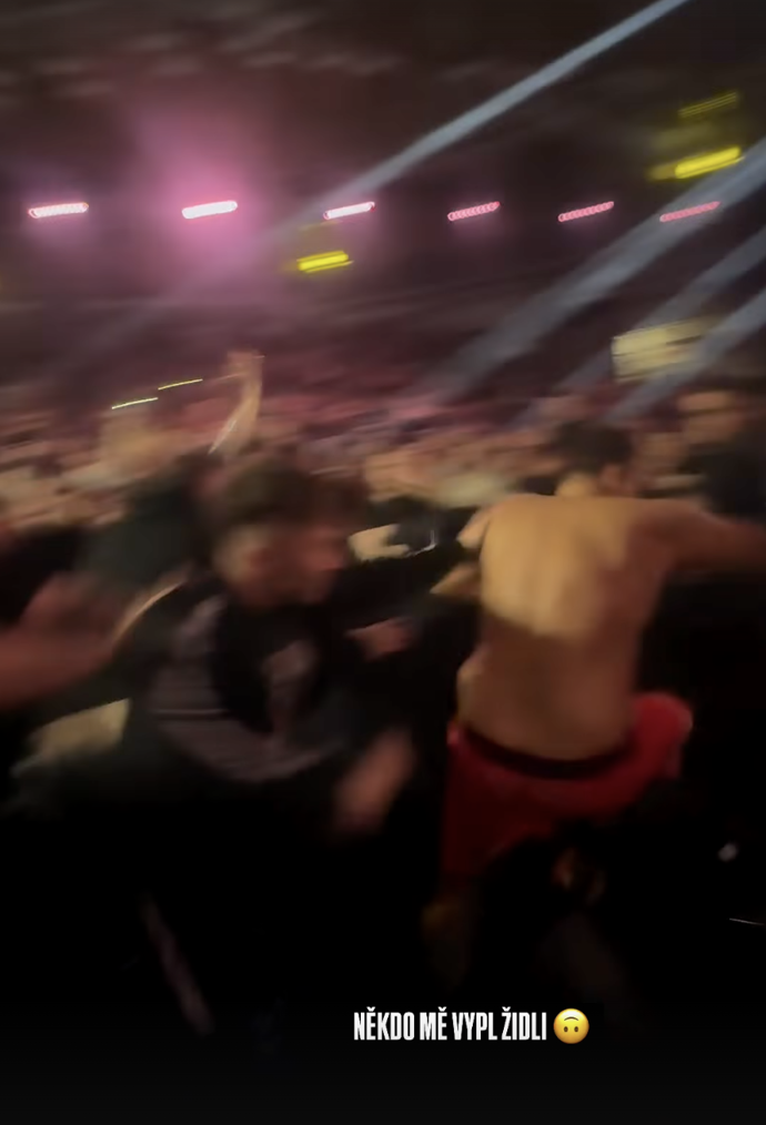 FOTO: Pali Hari na útěku před rozzuřeným davem. – stránka 8