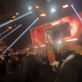 Pali Hari na útěku před rozzuřeným davem.