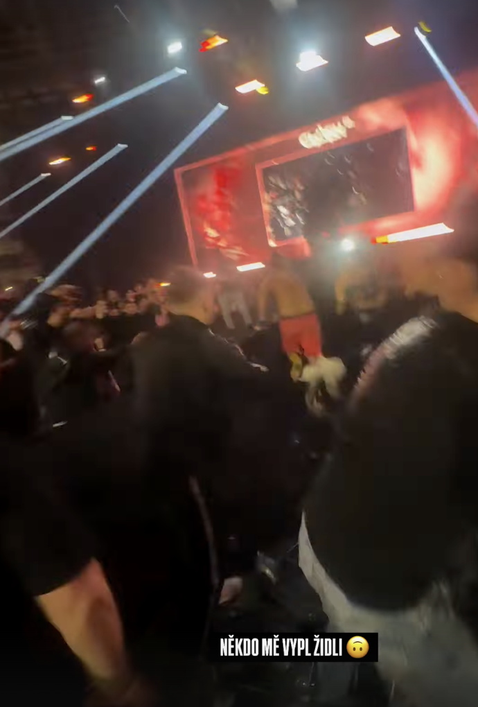 FOTO: Pali Hari na útěku před rozzuřeným davem. – stránka 7