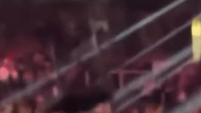 FOTO: Někdo do davu hodil židli, která zasáhla Hanku Gelnarovou.