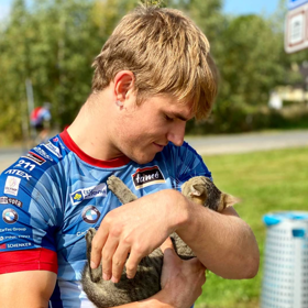 Tomáš Mikyska má dobré srdce, není mu lhostejný osud opuštěných zvířátek. Takto na jednom ze závodů zachraňoval kočičku.