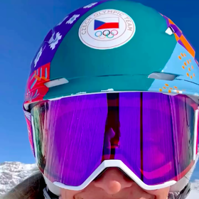 Eva má na Olympiádě speciální helmu.