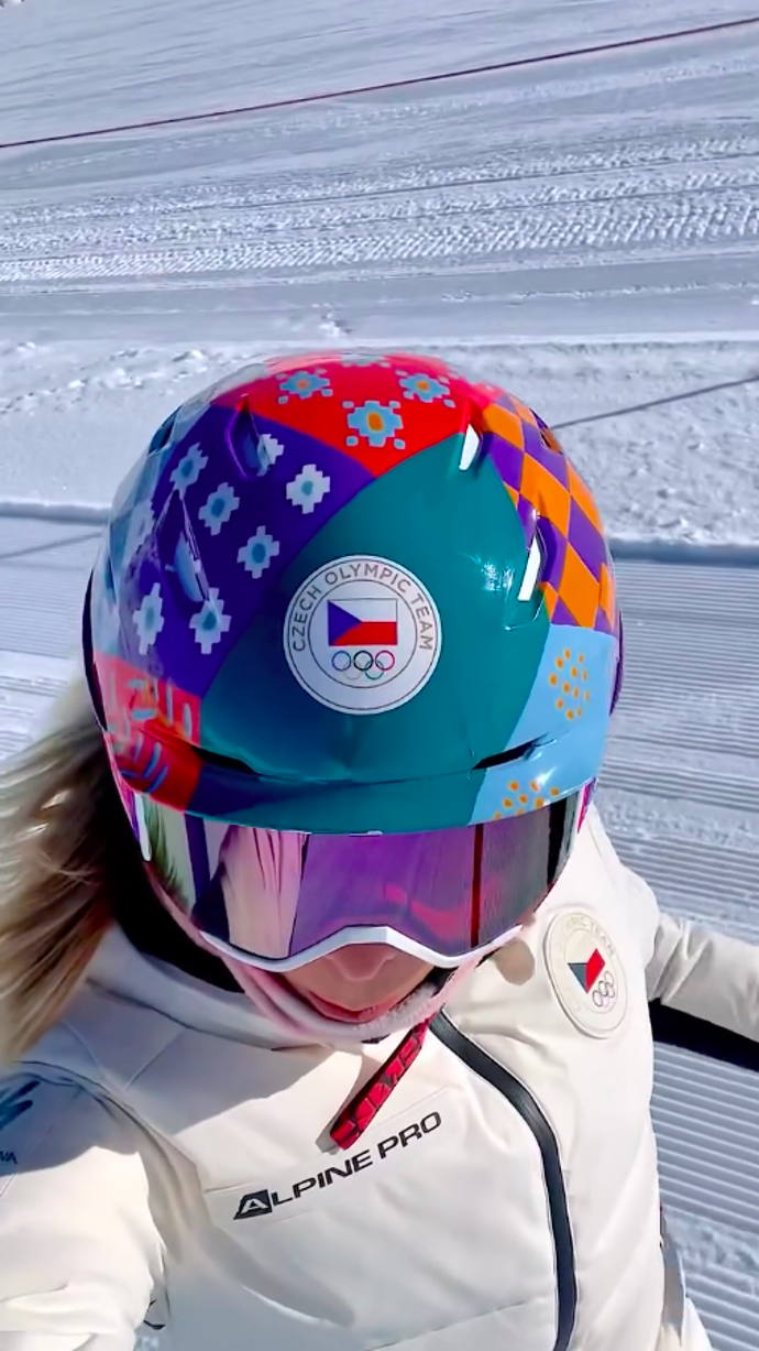 FOTO: Helma má vzory svetru, který má po své matce. – stránka 3