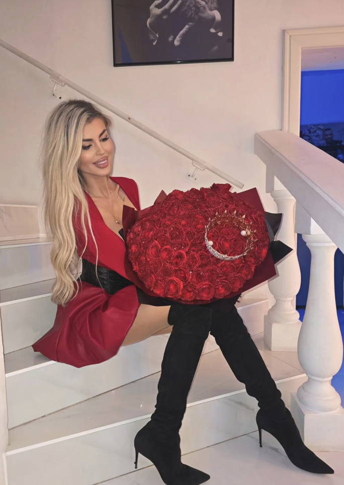 FOTO: Lela dostala od Karlose rudé růže. – stránka 5