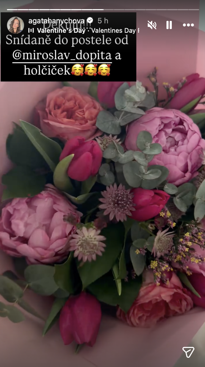 FOTO: Agáta Hanychová dostala na Valentýna květiny. – stránka 6