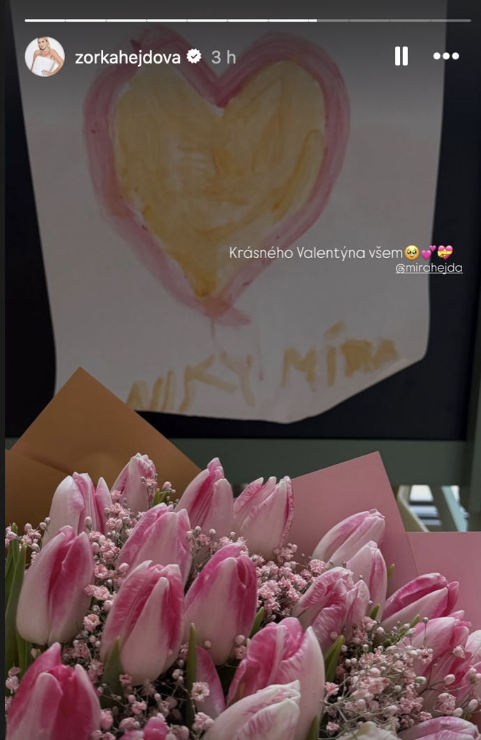 FOTO: Zorka Hejdová dostala květiny.