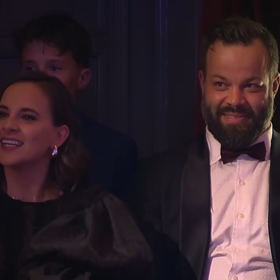 Radko Gudas vyřídilku své dcerky jen zpovzdálí nevěřícně sleduje. 