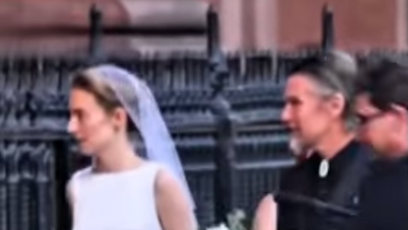 FOTO: K oltáři ji dovedl její slavný otec Ethan Hawke.