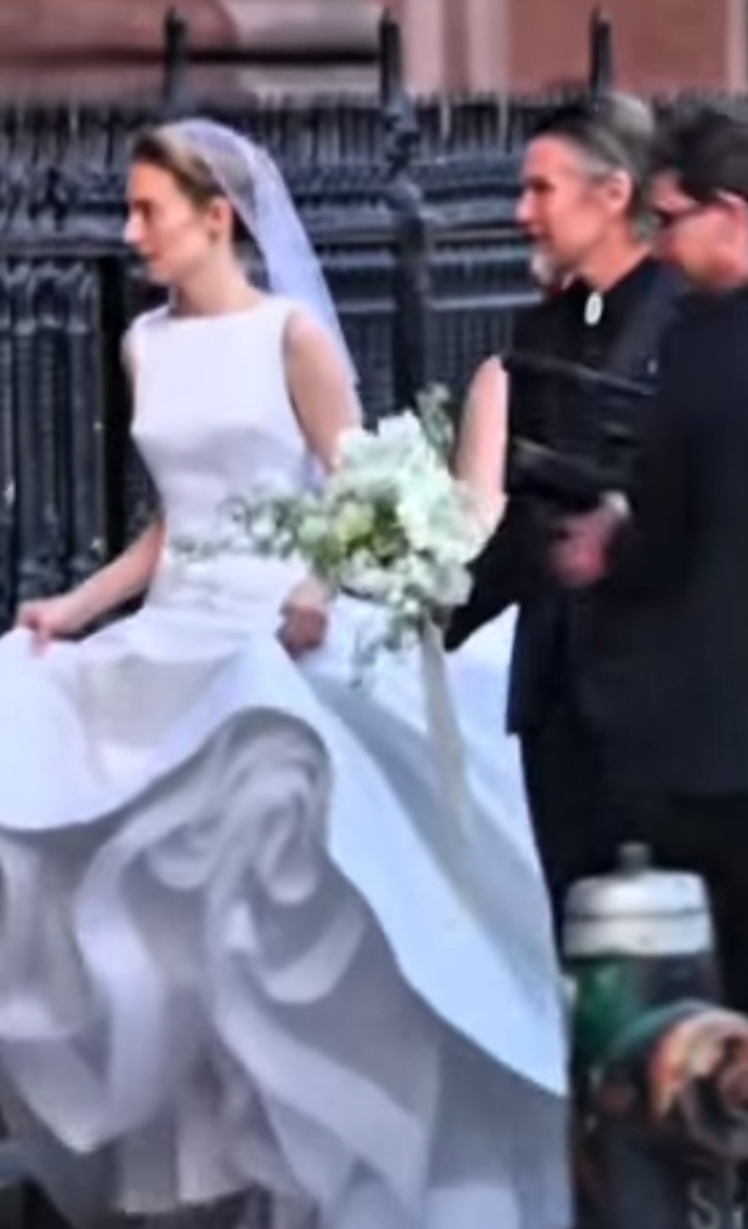 FOTO: K oltáři ji dovedl její slavný otec Ethan Hawke. – stránka 6