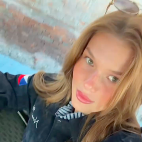 Nikola vzala své fanoušky do zákulisí.