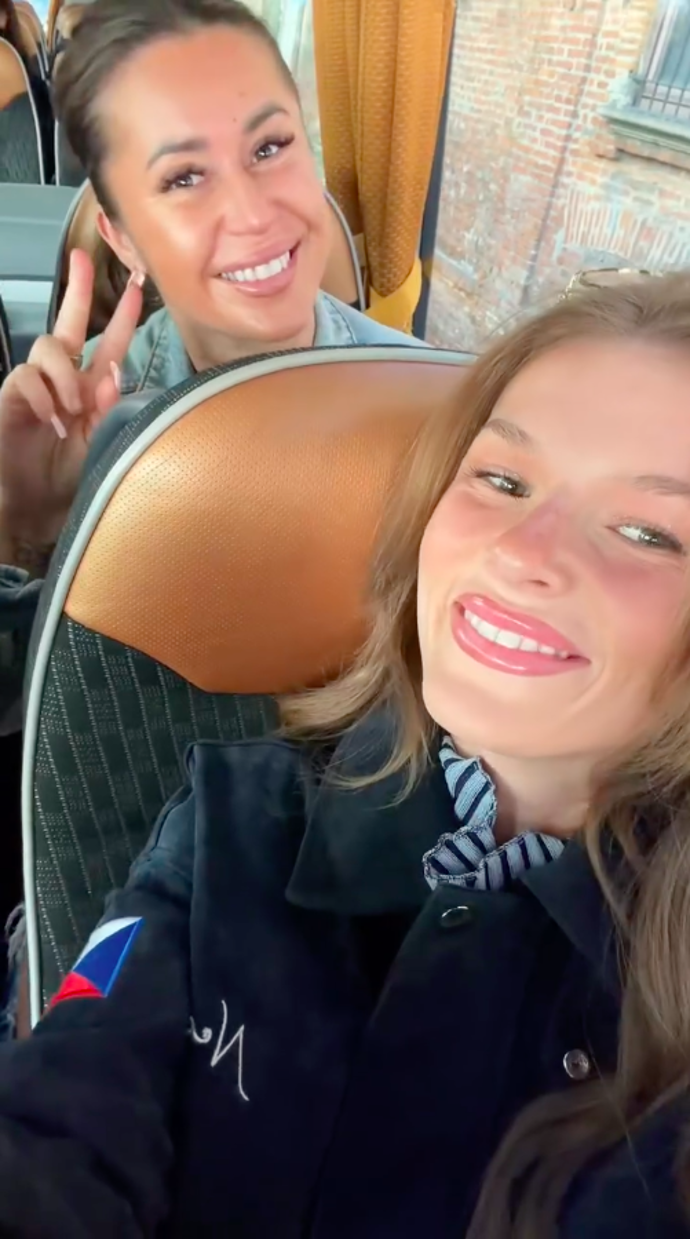 FOTO: Na stadion rodinu Nečase odvezl autobus. – stránka 2