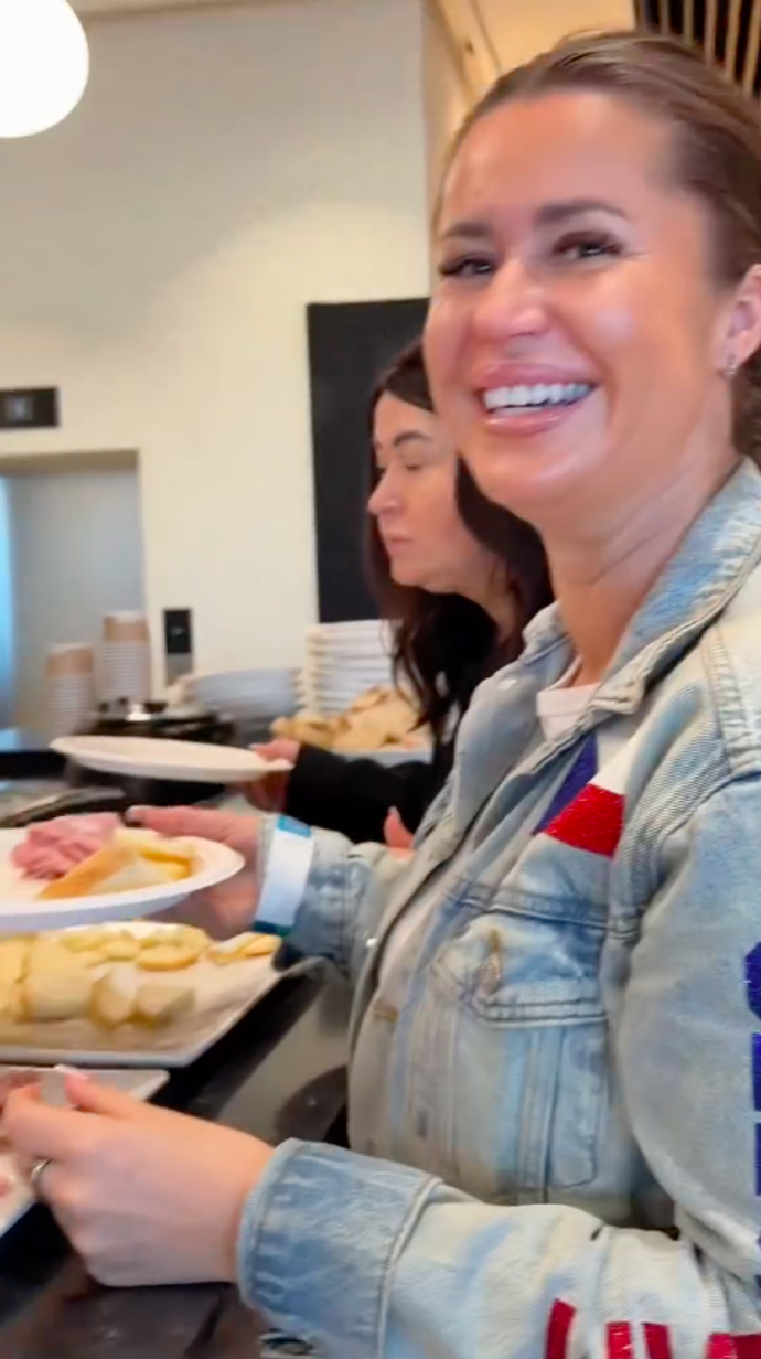 FOTO: Aneta Nečasová u občertsvení. – stránka 1