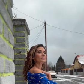 Ven vyšla pouze v župánku.