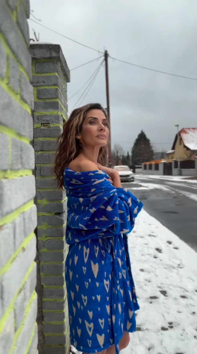 FOTO: Ven vyšla pouze v župánku. – stránka 4