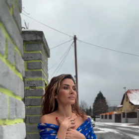 Odhalila obě svá ramena.