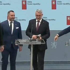 Filip Turek se chtěl během tiskovky postavit po boku premiéra Andreje Babiše, ten ho ale vzápětí odsunul ke krajnímu pultíku. 