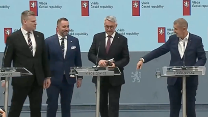 FOTO: Filip Turek se chtěl během tiskovky postavit po boku premiéra Andreje Babiše, ten ho ale vzápětí odsunul ke krajnímu pultíku.