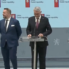 Filip Turek se chtěl během tiskovky postavit po boku premiéra Andreje Babiše, ten ho ale vzápětí odsunul ke krajnímu pultíku. 