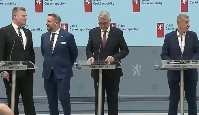 FOTO: Filip Turek se chtěl během tiskovky postavit po boku premiéra Andreje Babiše, ten ho ale vzápětí odsunul ke krajnímu pultíku. – stránka 1