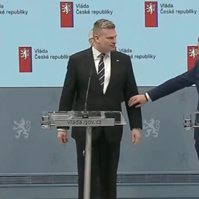 Filip Turek během tiskové konference k představení nového kandidáta na ministra životního prostředí zažil moment, na který jen tak nezapomene.