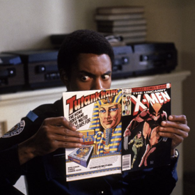 Herec Michael Winslow v Policejní akademii.