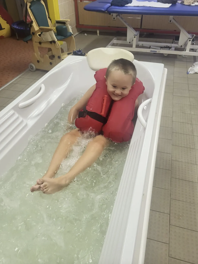 FOTO: Adámek má těžkou dětskou mozkovou obrnu. – stránka 4