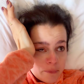 Zatímco Ornella ležela vyčerpaná na pokoji, její muž se okamžitě postaral o všechny tři děti a vyrazil s nimi na svah.