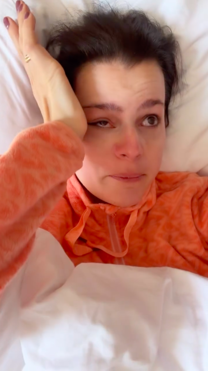 FOTO: Zatímco Ornella ležela vyčerpaná na pokoji, její muž se okamžitě postaral o všechny tři děti a vyrazil s nimi na svah. – stránka 20