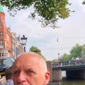 Policie po něm vyhlásila pátrání, kvůli údajným podvodům.