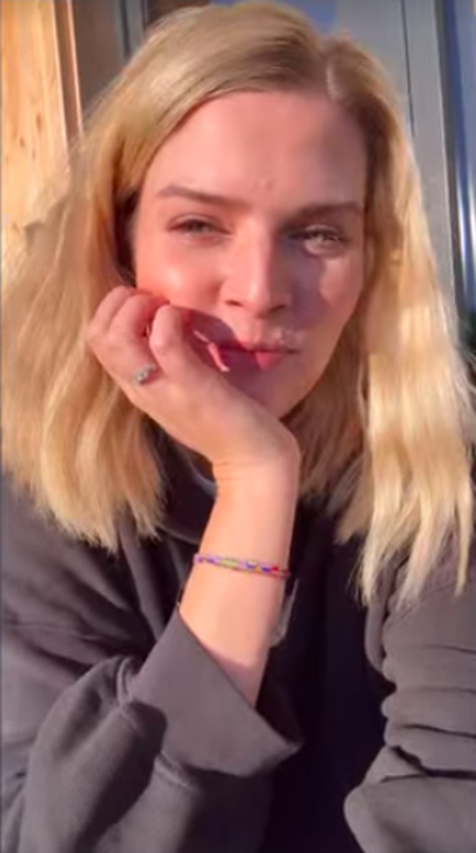 FOTO: Svým fanouškům na sociálních sítích oznámila, že organizace nově ponese její vlastní jméno. – stránka 1