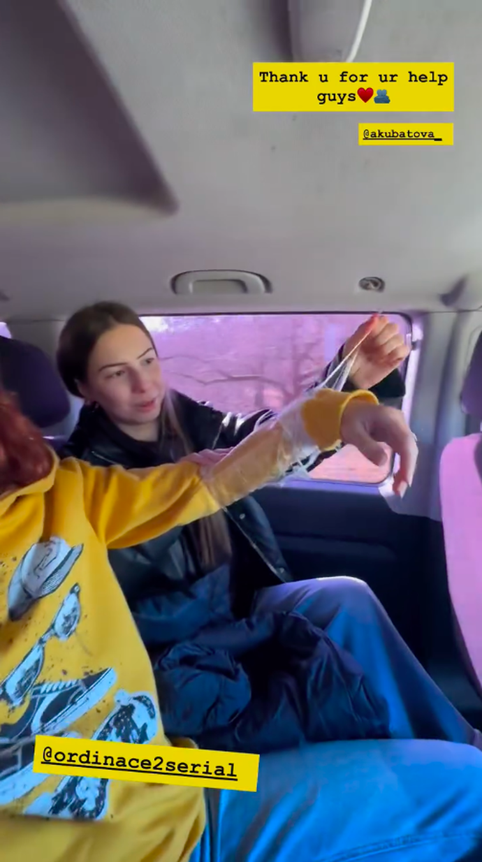 FOTO: Štáb musel narychlo improvizovat a herečku před neúprosným mrazem a mokrem nakonec chránila obyčejná potravinářská fólie. – stránka 2