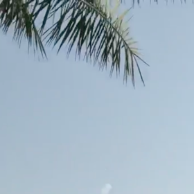 Nad hlavami zní výbuchy.