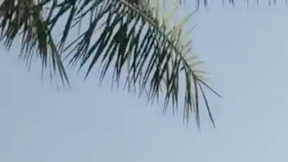 FOTO: Nad hlavami jim zní výbuchy.