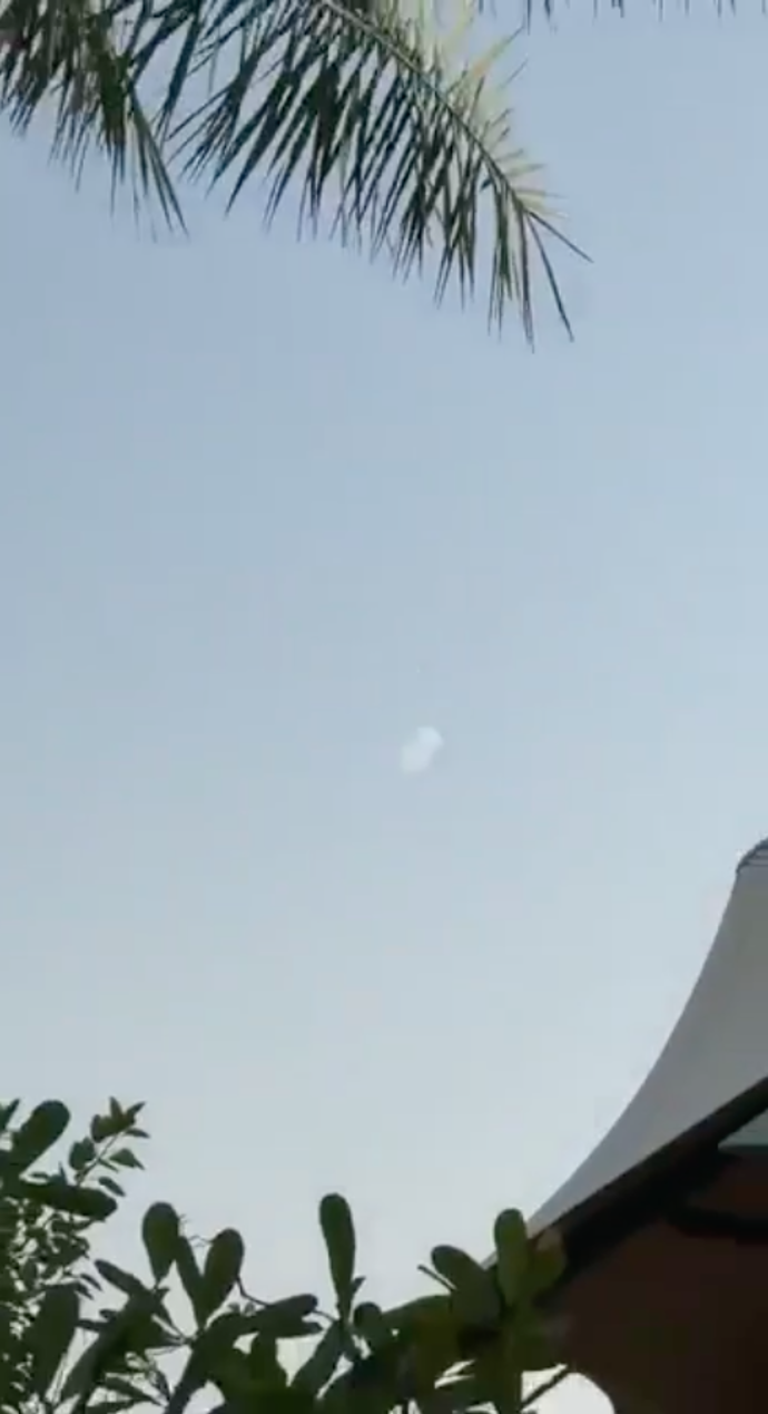 FOTO: Nad hlavami jim zní výbuchy. – stránka 4