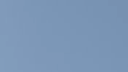 FOTO: Čisté nebe kalí kouř z vybuchnutých raket.