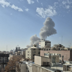 Nad centrem íránské metropole Teheránu se po sérii silných explozí vznášel hustý kouř.