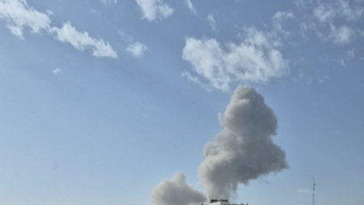 FOTO: Nad centrem íránské metropole Teheránu se po sérii silných explozí vznášel hustý kouř.