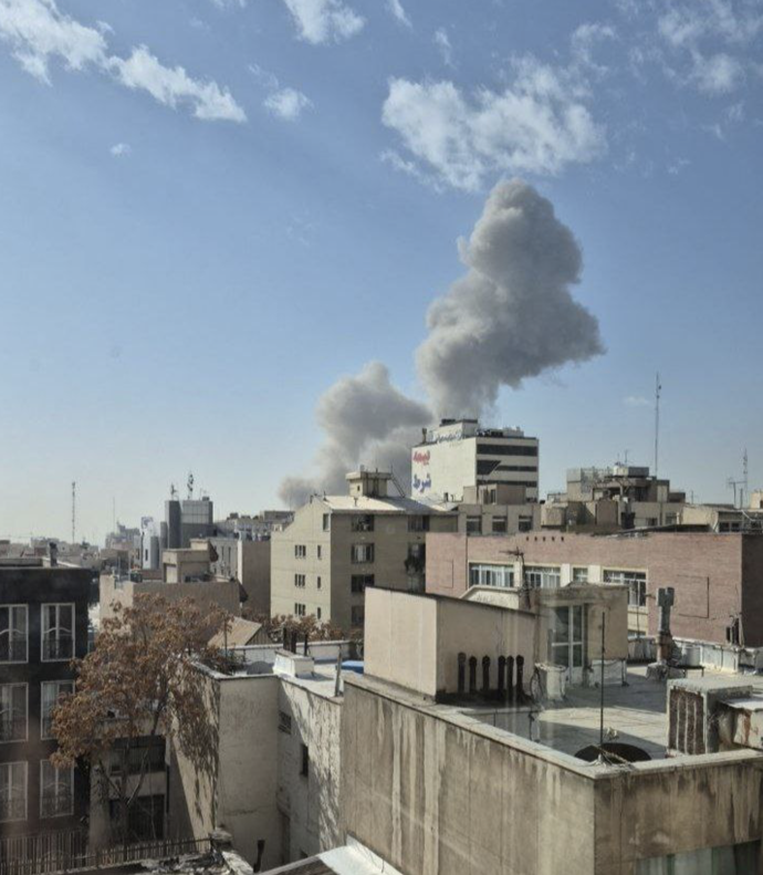 FOTO: Nad centrem íránské metropole Teheránu se po sérii silných explozí vznášel hustý kouř. – stránka 4