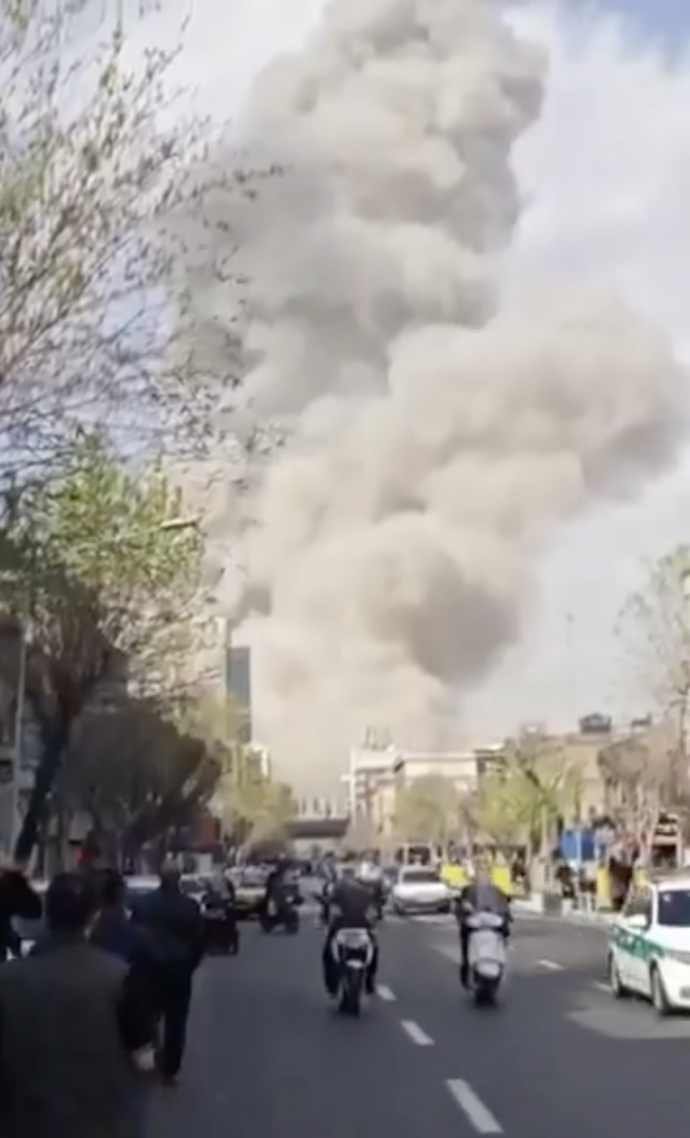 FOTO: Lidé v Teheránu prchali od místa dopadu raket. – stránka 1