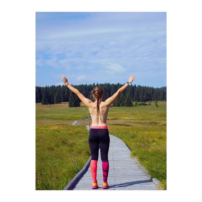 FOTO: Vůbec největší rozruch na internetu vyvolala odvážnou fotografií ze soustředění, kde zapózovala zcela nahoře bez.