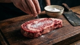 Sbohem tuhému hovězímu: Starý řeznický trik se špetkou sody zajistí, že se maso bude rozplývat na jazyku