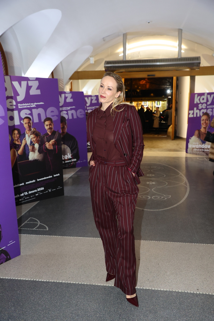 FOTO: Petra Hřebíčková vsadila na bordó barvu. – stránka 12