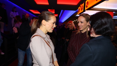 FOTO: Lucie Vondráčková při konverzaci s Petrou Hřebíčkovou a Petra Polnišová.