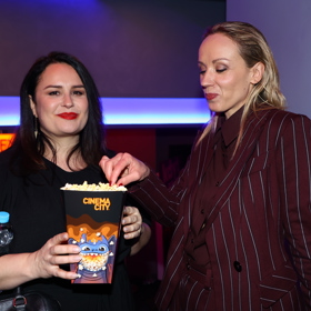 Petra Hřebíčková a Petra Polnišová s popcornem.